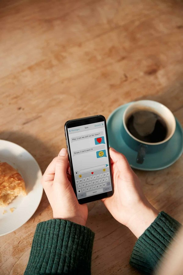 Spiice vs Tinder : Analyse comparative des préférences des jeunes dans l'univers des applications de rencontres en 2024